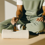 Sportif après séance dans gym minimaliste sage, flacon CBD ambre sur serviette blanche