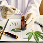 Mains gantées laboratoire analysant flacon CBD, document analyse et loupe