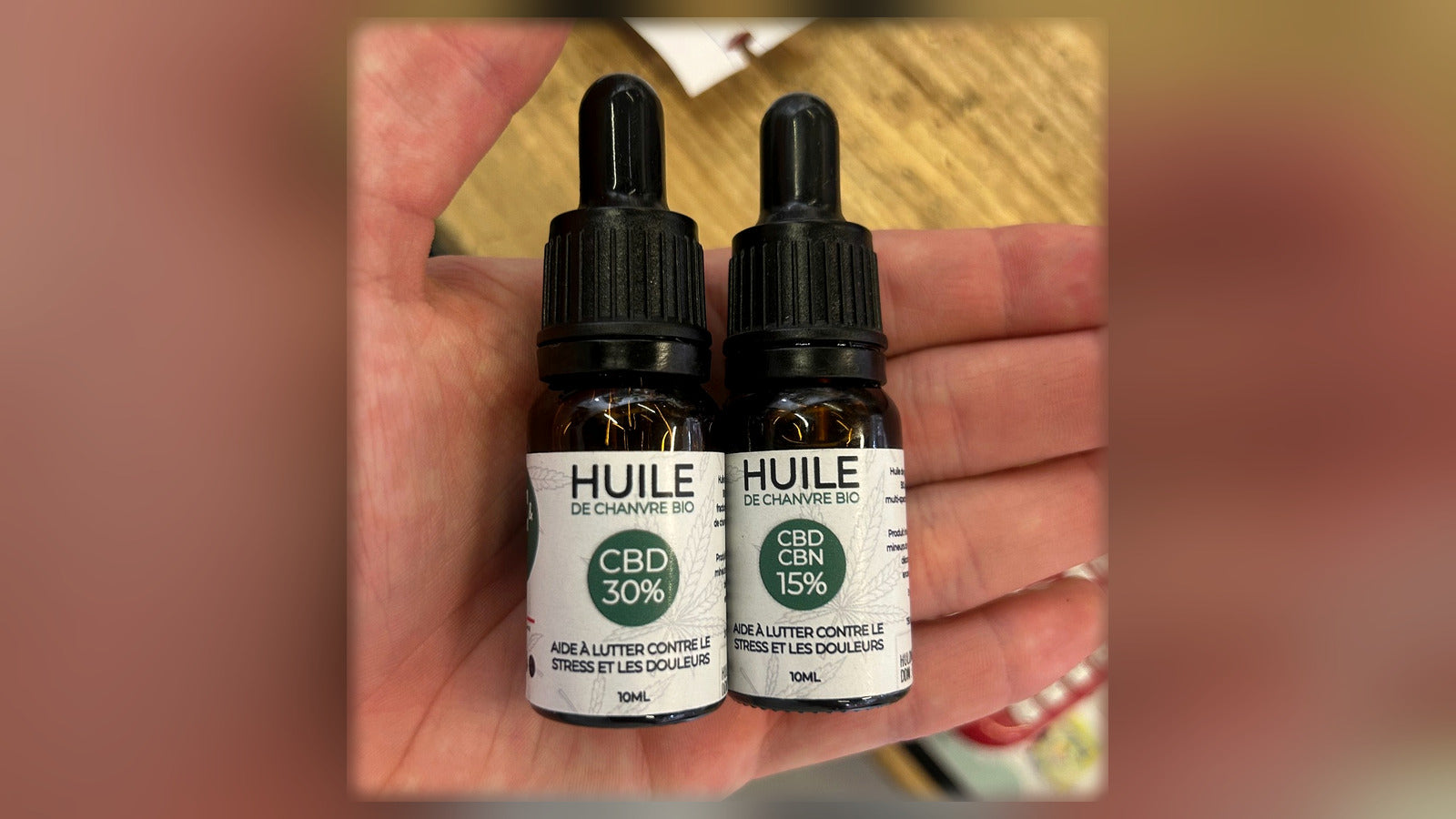 Deux flacons réels d'huile de chanvre CBD 30 % et CBD CBN 15 %, photo Green & Relax retravaillée