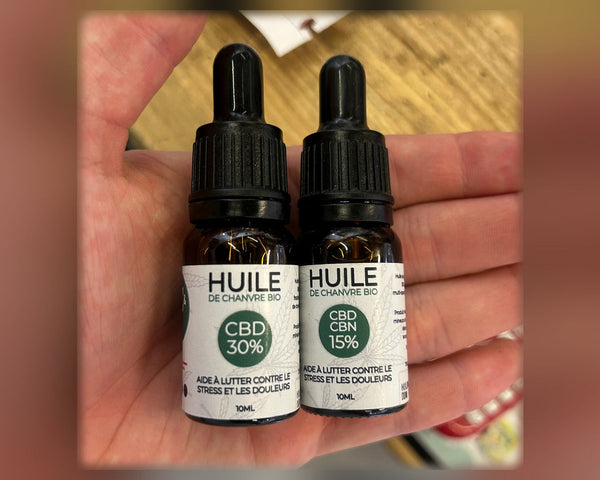 Deux flacons réels d'huile de chanvre CBD 30 % et CBD CBN 15 %, photo Green & Relax retravaillée