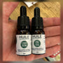 Deux flacons réels d'huile de chanvre CBD 30 % et CBD CBN 15 %, photo Green & Relax retravaillée