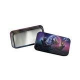 Boîte de rangement en métal ouverte avec couvercle illustré astronaute et alien devant une planète, style cosmic chill, pour accessoires CBD à Metz