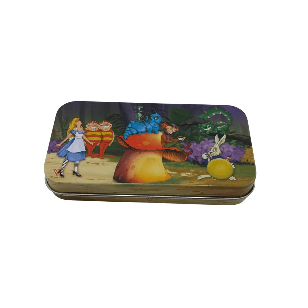Boîte de rangement en métal Alice au Pays des Merveilles vue de face, illustration cartoon avec Alice, le Chapelier fou, la chenille et le lapin blanc, idéale pour accessoires CBD à Metz