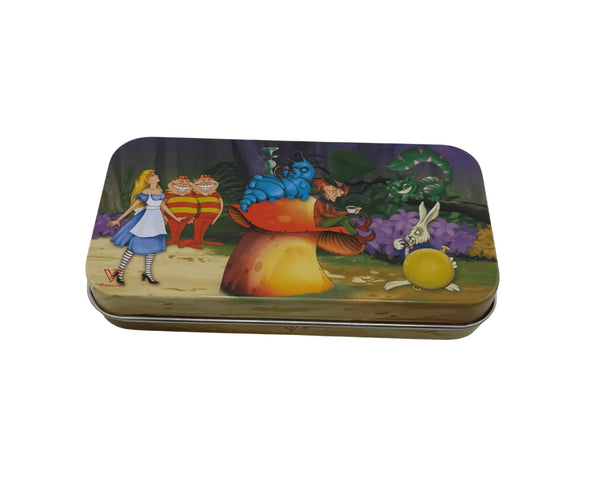 Boîte de rangement en métal Alice au Pays des Merveilles vue de face, illustration cartoon avec Alice, le Chapelier fou, la chenille et le lapin blanc, idéale pour accessoires CBD à Metz