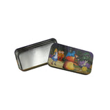 Boîte de rangement en métal Alice au Pays des Merveilles ouverte avec couvercle illustré posé à côté, design cartoon avec personnages emblématiques, pour accessoires CBD à Metz

