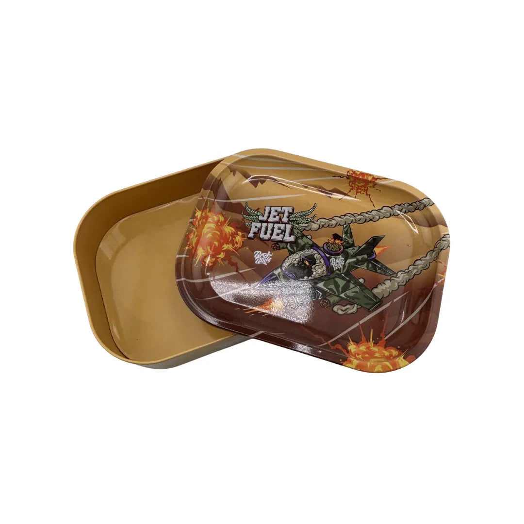Boîte de rangement en métal Jet Fuel Best Buds ouverte avec couvercle illustré posé à côté, design avion cartoon et explosions, pour accessoires CBD à Metz