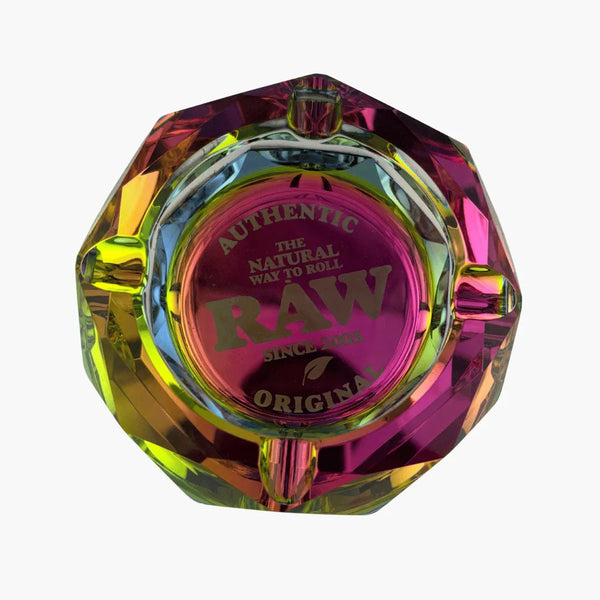 Cendrier RAW Prism en verre multicolore présenté dans un coffret noir avec intérieur tissu rouge, objet décoratif premium de la marque RAW
