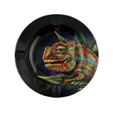 Cendrier en verre noir design avec illustration détaillée d’un caméléon multicolore posé sur des feuilles tropicales, style artistique jungle, finition brillante décorative
