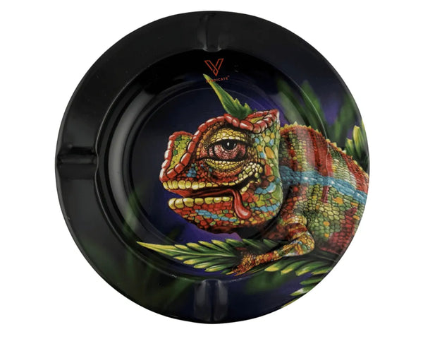 Cendrier en verre noir design avec illustration détaillée d’un caméléon multicolore posé sur des feuilles tropicales, style artistique jungle, finition brillante décorative
