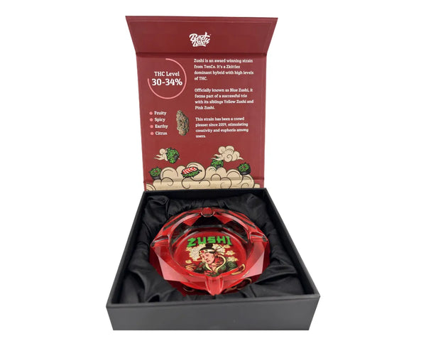 Cendrier Zushi en verre rouge présenté dans un coffret noir avec intérieur tissu, design décoratif premium, objet fumeur élégant
