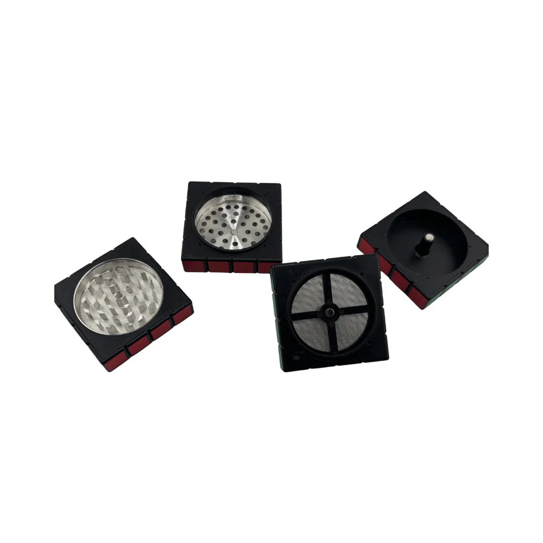 Grinder cube puzzle démonté montrant les quatre parties : couvercle denté, chambre de broyage en aluminium, tamis fin et réservoir inférieur, pour accessoires CBD à Metz
