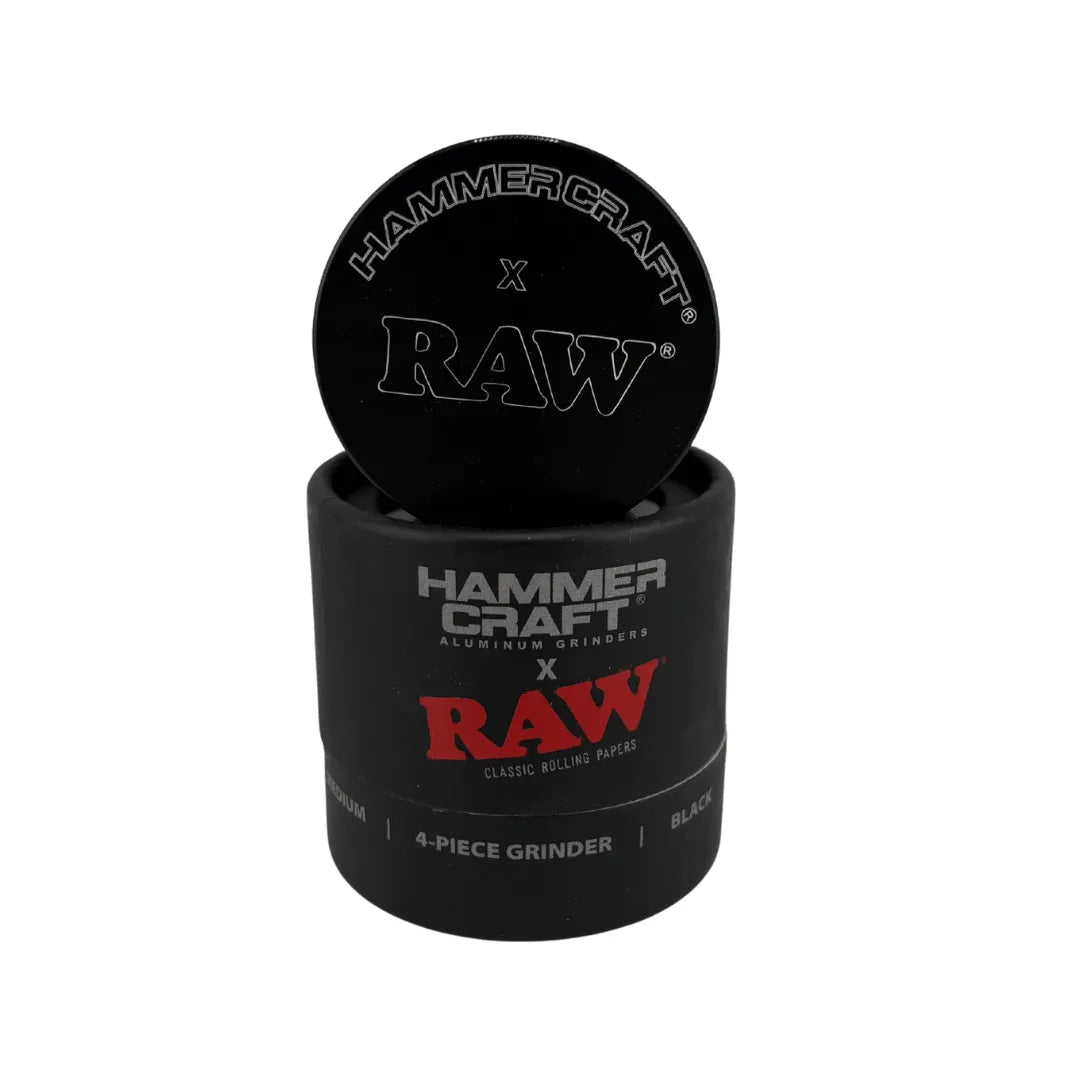 Grinder Hammer Craft x RAW noir en aluminium 4 parties présenté dans son packaging officiel, modèle Classic Rolling Papers, idéal pour accessoires CBD à Metz