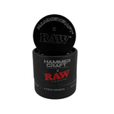 Grinder Hammer Craft x RAW noir en aluminium 4 parties présenté dans son packaging officiel, modèle Classic Rolling Papers, idéal pour accessoires CBD à Metz