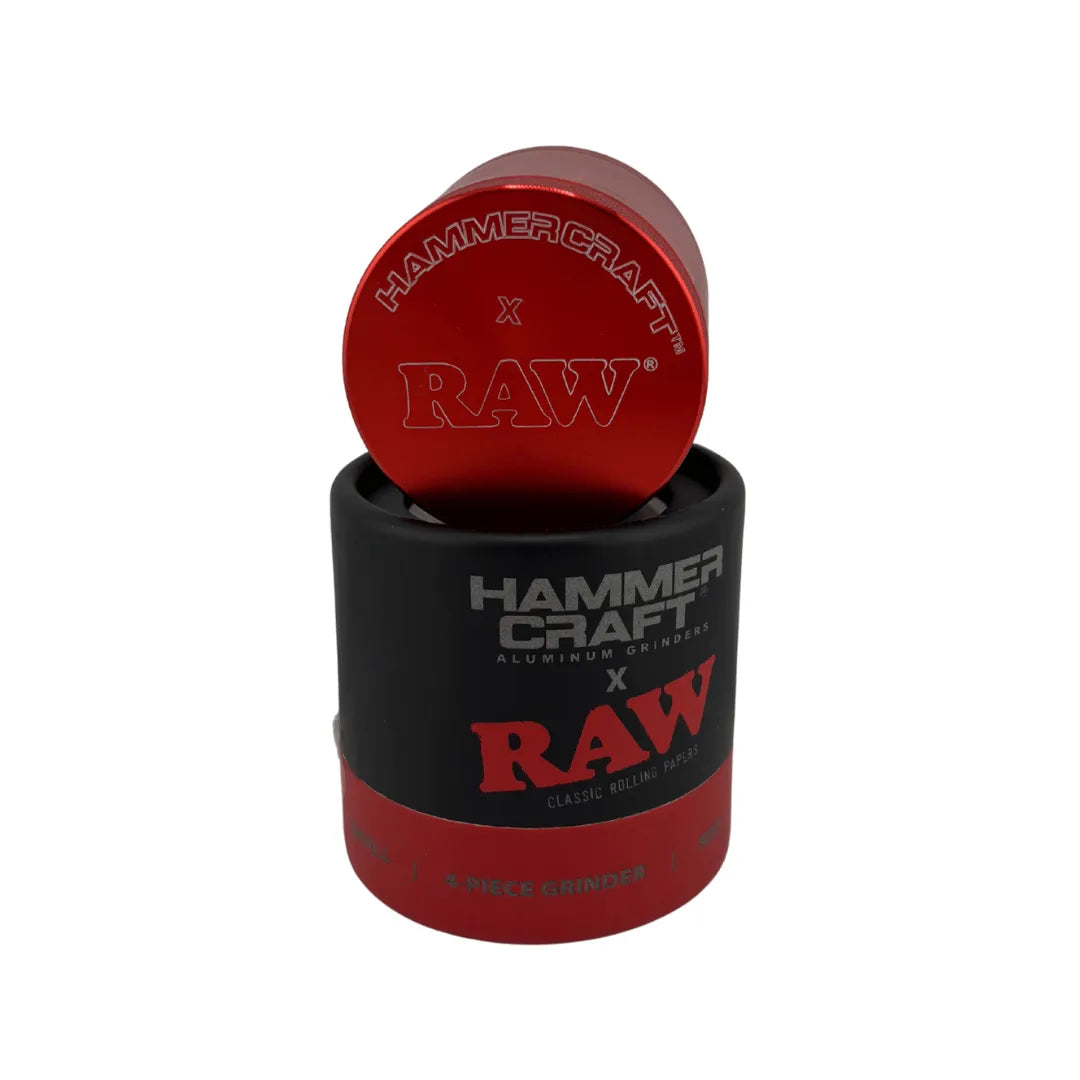 Grinder Hammer Craft x RAW noir démonté montrant les quatre parties en aluminium : couvercle, chambre de broyage, tamis et réservoir, pour accessoires CBD à Metz
