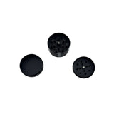 Grinder jeton de poker noir valeur 100 ouvert montrant les trois parties : couvercle denté, chambre de broyage et réservoir, pour accessoires CBD à Metz