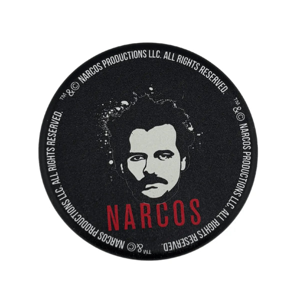 Grinder noir 2 parties avec couvercle illustré d’un visage style Narcos en blanc et rouge sur fond noir, idéal pour accessoires CBD à Metz
