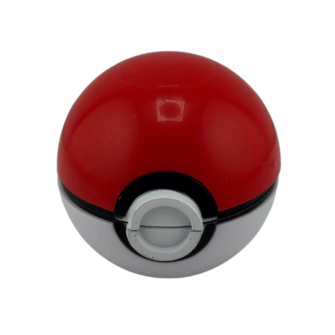 Grinder en métal en forme de Pokéball rouge et blanche vu de face, design cartoon rond aimanté, idéal pour accessoires CBD à Metz