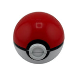Grinder en métal en forme de Pokéball rouge et blanche vu de face, design cartoon rond aimanté, idéal pour accessoires CBD à Metz