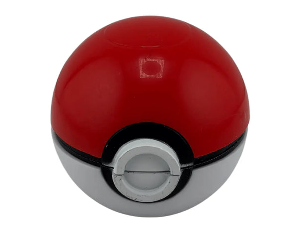 Grinder en métal en forme de Pokéball rouge et blanche vu de face, design cartoon rond aimanté, idéal pour accessoires CBD à Metz