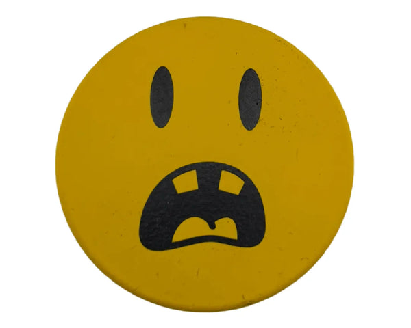 Grinder smiley jaune avec expression surprise et bouche ouverte en noir, modèle rond 3 parties, idéal pour accessoires CBD à Metz

