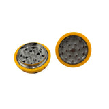 Grinder jaune style Pikachu ouvert montrant les deux parties aimantées avec dents métalliques de broyage, pour accessoires CBD à Metz
