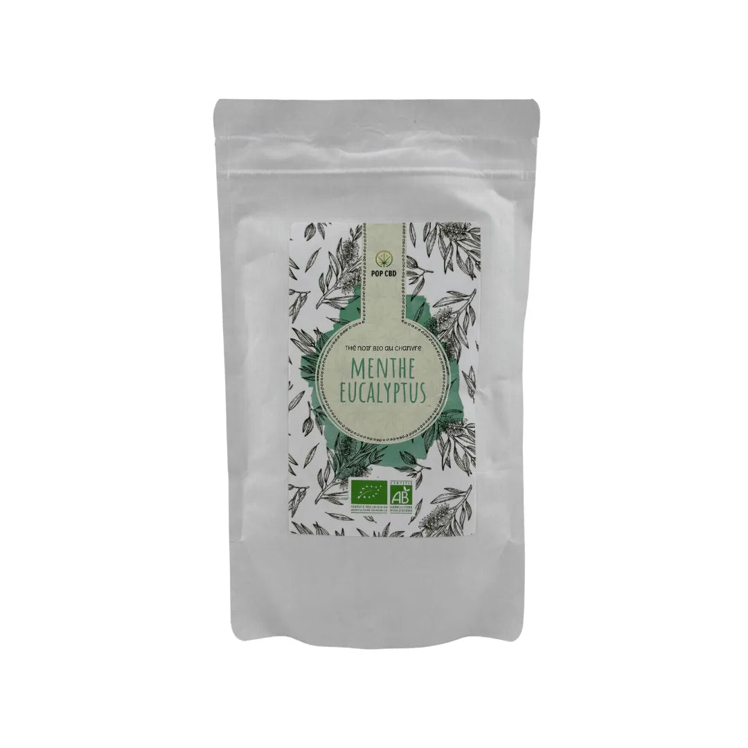 Sachet de thé vert bio au chanvre Menthe Lavande POP CBD, doypack blanc avec motifs botaniques violets et certification agriculture biologique
