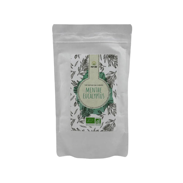 Sachet de thé vert bio au chanvre Menthe Lavande POP CBD, doypack blanc avec motifs botaniques violets et certification agriculture biologique
